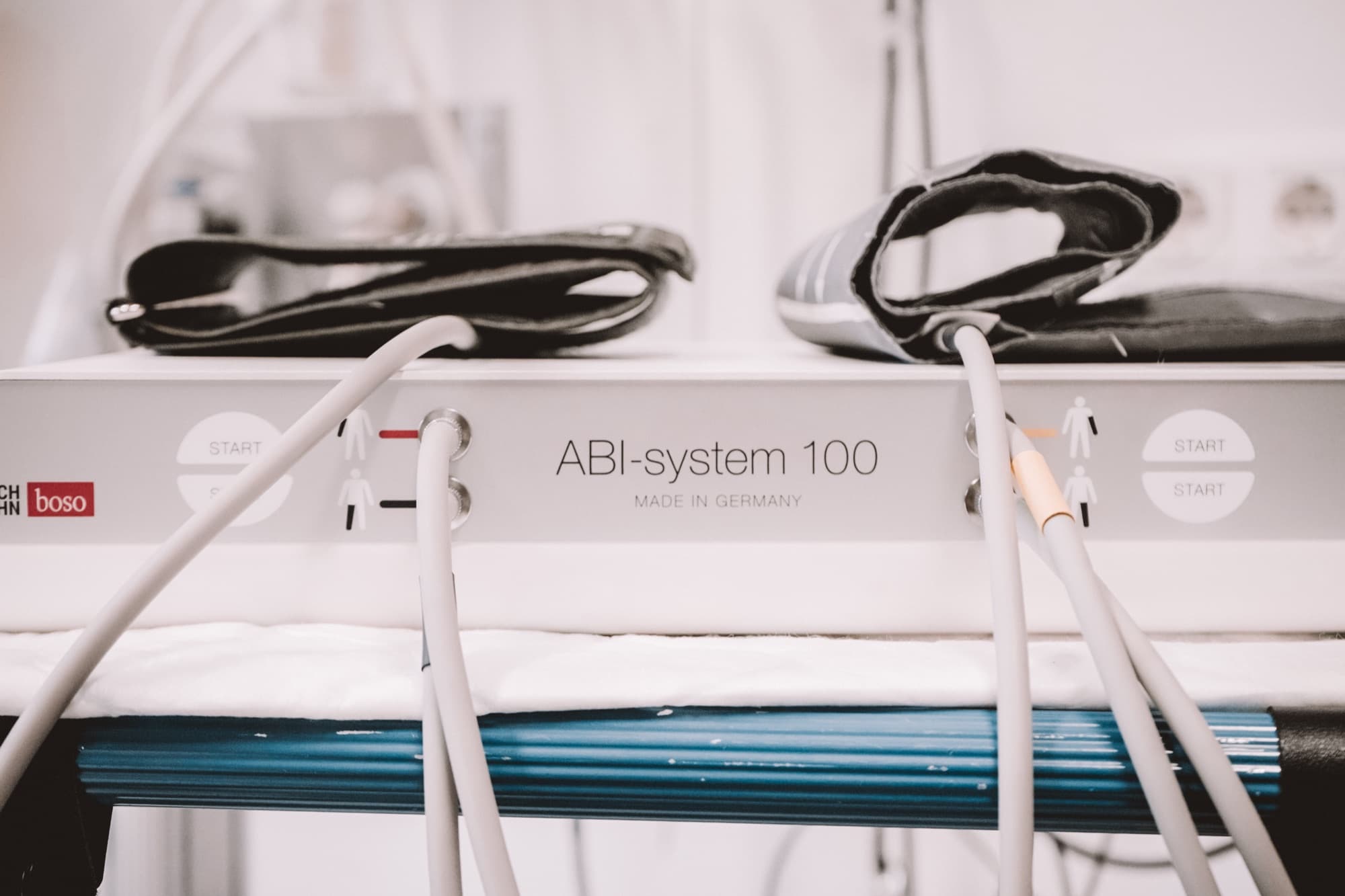 Gerät zur Messung des Knöchel-Arm-Index mit Blutdruckmanschetten