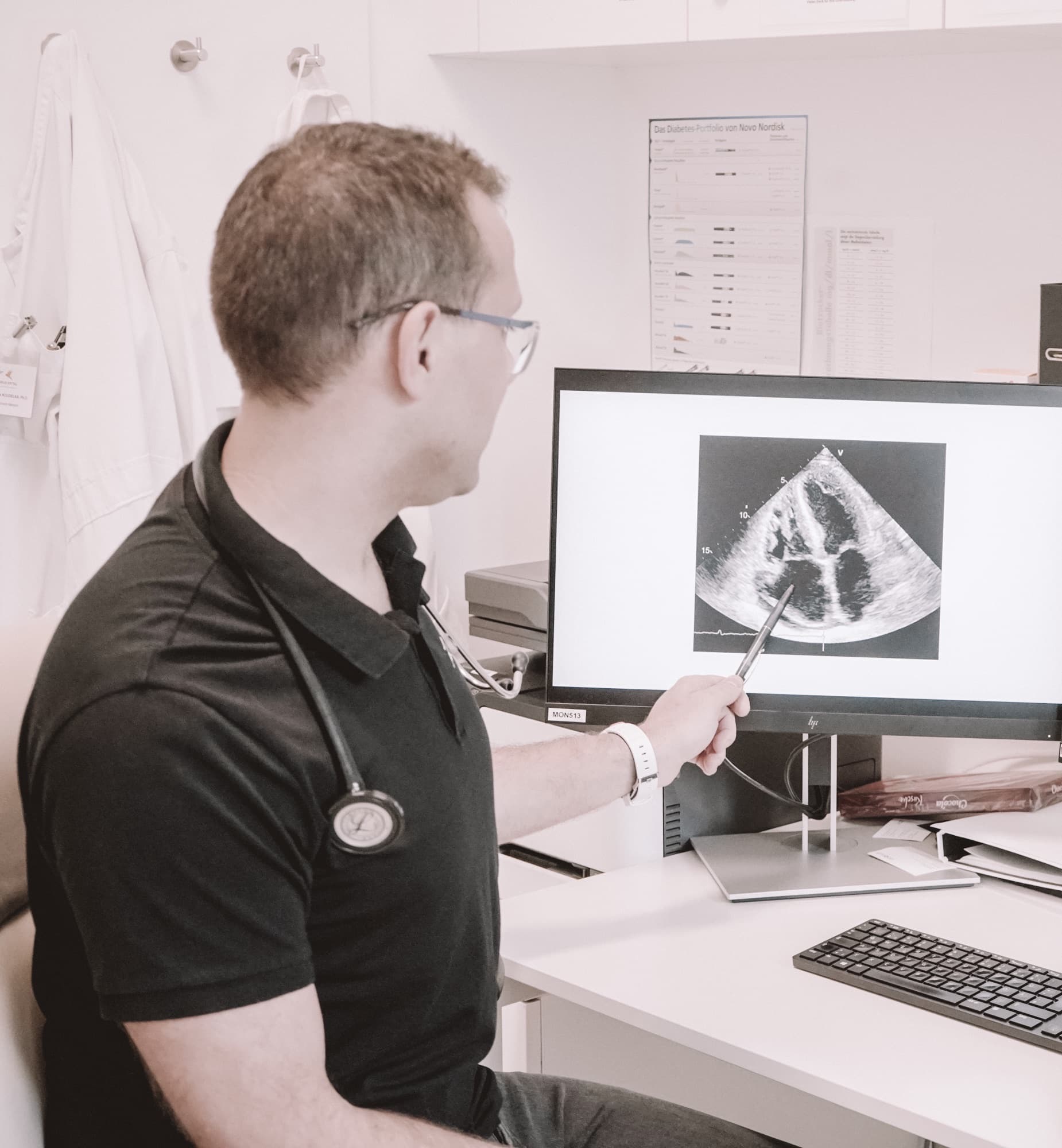 Dr. Koudelka zeigt am Monitor ein Echokardiographie-Bild