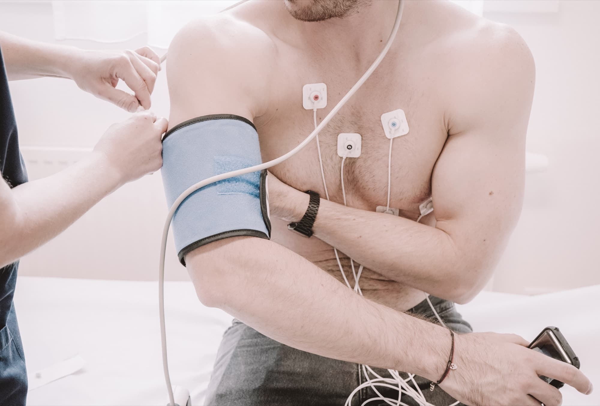 EKG-Elektroden und Blutdruckmanschette am Oberarm